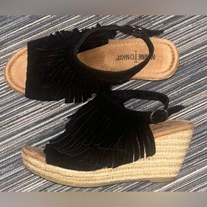 Minnetonka Sz7 Womenโs Ashley Opentoe Espadrille Wedge Black Suede Fringe Sandal